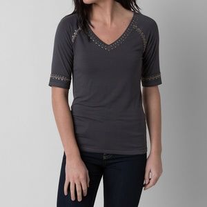 BKE BOUTIQUE EMBELLISHED TOP SZ M